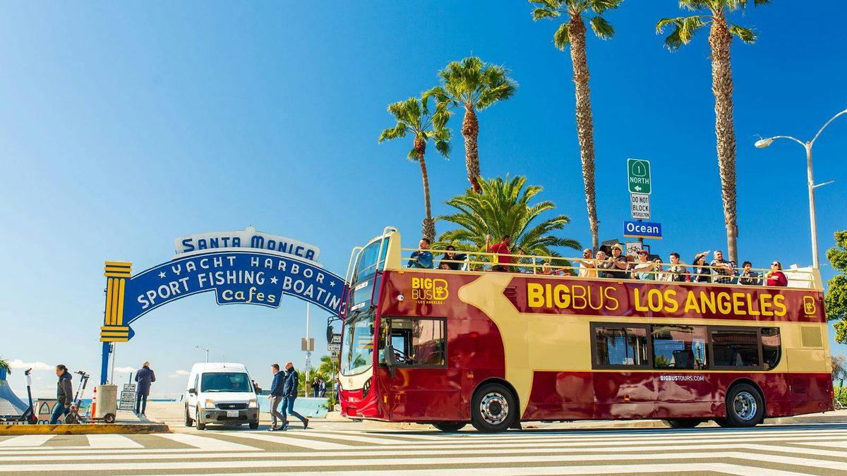 אוטובוס התיירים של ביג באס (Big Bus Los Angeles) בלוס אנג'לס (צילום: Headout)