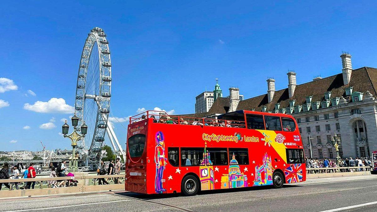 אוטובוס התיירים של סיטי סייטסיינג (City Sightseeing London) בלונדון (צילום: Headout)