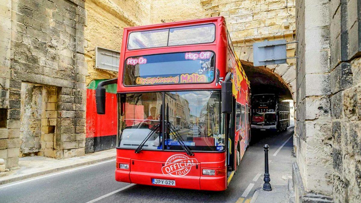 אוטובוס התיירים של סיטי סייטסיינג (City Sightseeing Malta) במלטה (צילום: Headout)
