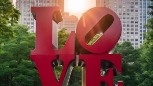 פסל LOVE האדום בפארק לאב בפילדלפיה, אחת התחנות במסלול אוטובוס התיירים של סיטי סייטסיינג