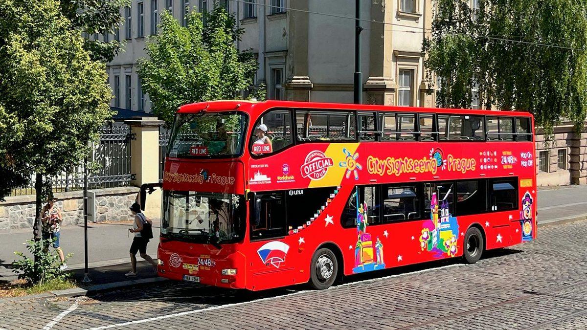 אוטובוס התיירים של סיטי סייטסיינג (City Sightseeing Prague) בפראג (צילום: Headout)
