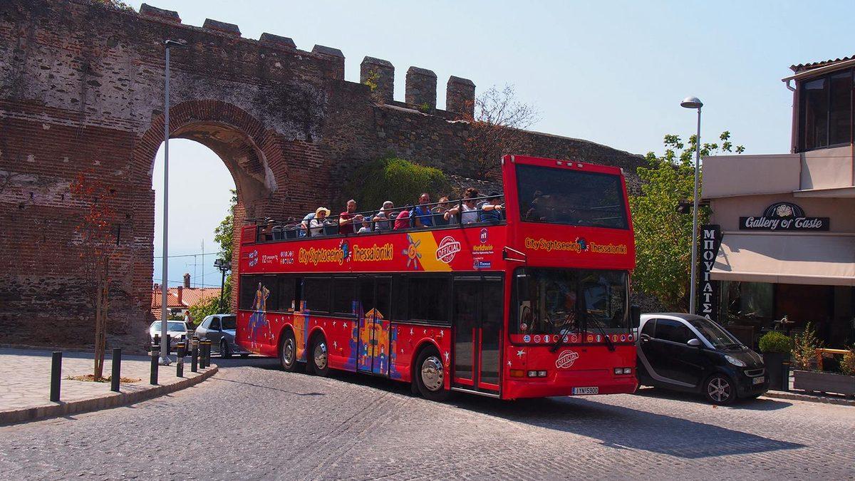 אוטובוס התיירים של סיטי סייטסיינג (City Sightseeing Thessaloniki) בסלוניקי (צילום: Headout)