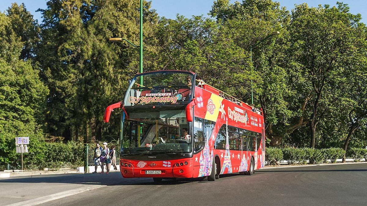 סיטי סייטסיינג בנאלמדנה - אוטובוס התיירים אוטובוס התיירים של סיטי סייטסיינג (City Sightseeing Benalmadena) בבנאלמדנה (צילום: Headout)
