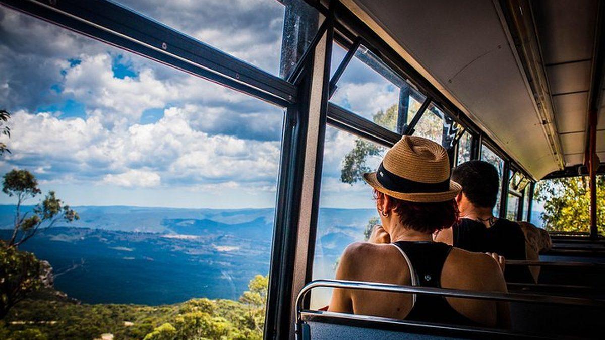 אוטובוס התיירים של בלו מאונטיינס אקספלורר (Blue Mountains Explorer Bus) בההרים הכחולים (צילום: Viator)