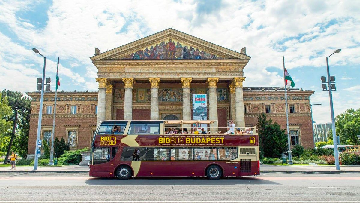 אוטובוס התיירים של ביג באס (Big Bus Budapest) בבודפשט (צילום: Headout)