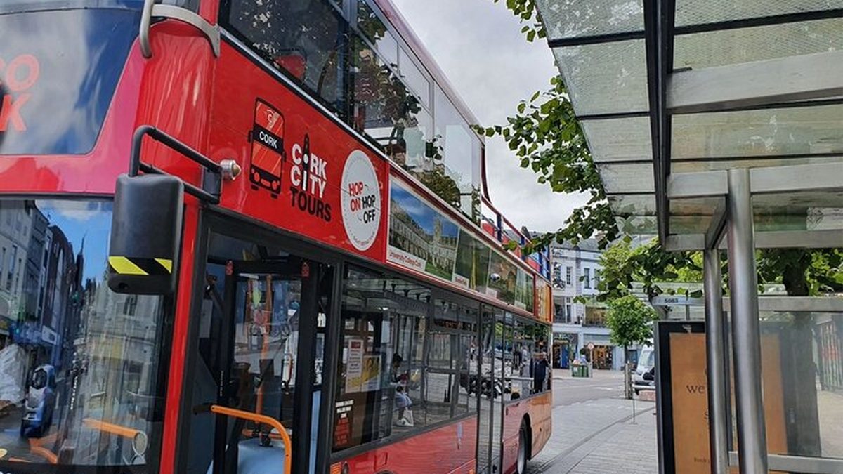 אוטובוס התיירים של אוטובוס הופ און הופ אוף קורק (Cork Hop-On Hop-Off Bus) בקורק (צילום: Viator)