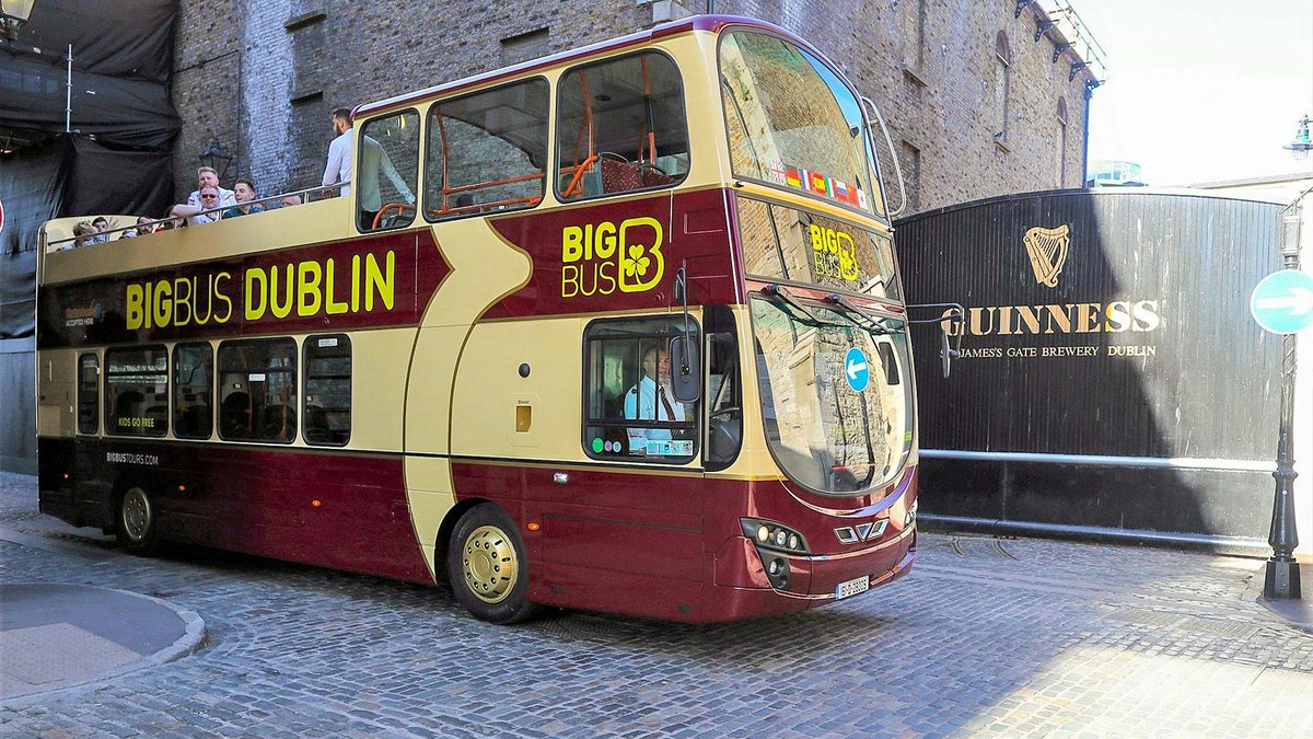 אוטובוס התיירים של ביג באס (Big Bus Dublin) בדבלין (צילום: Headout)