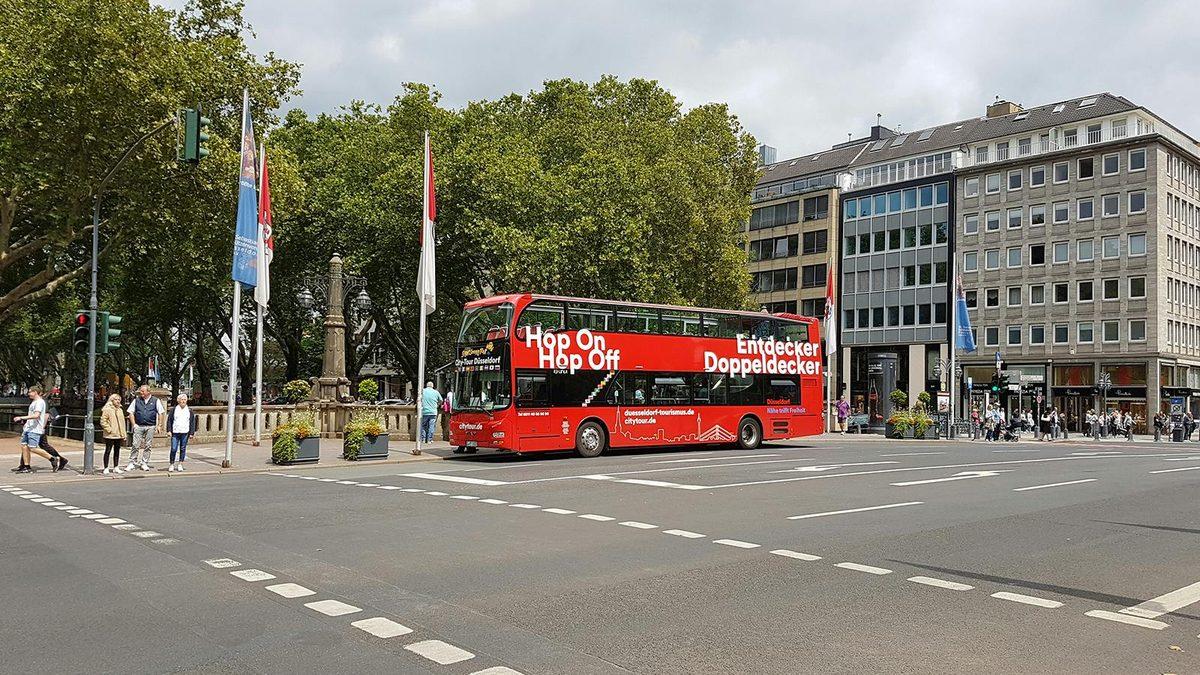 אוטובוס התיירים של סיטי טור (CityTour Dusseldorf) בדיסלדורף (צילום: Headout)