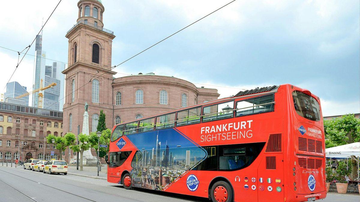 אוטובוס התיירים של פרנקפורט סייטסיינג (Frankfurt Sightseeing) בפרנקפורט (צילום: Headout)