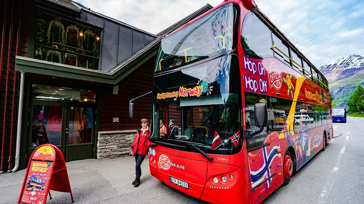 אוטובוס התיירים של סיטי סייטסיינג (City Sightseeing Geiranger) בגיירנגר (צילום: Headout)