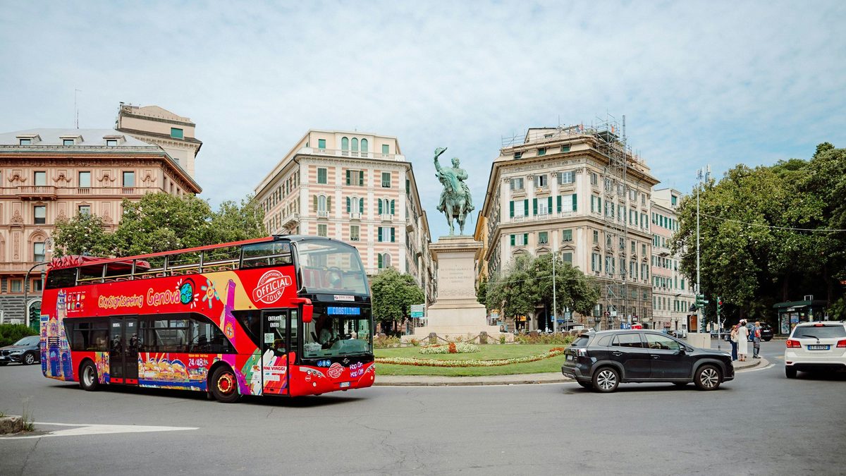 אוטובוס התיירים של סיטי סייטסיינג (City Sightseeing Genoa) בגנואה (צילום: Headout)
