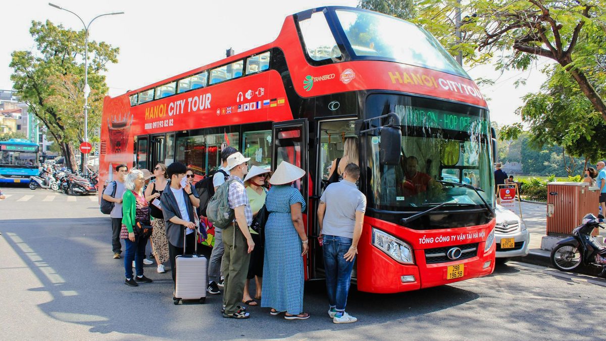 אוטובוס התיירים של הופ און הופ אוף וייטנאם (Hop-on Hop-off Vietnam (Anh Viet)) בהאנוי (צילום: Headout)