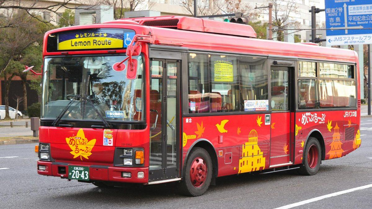אוטובוס התיירים של מייפל לופ (Hiroshima Meipuru-pu Sightseeing Loop Bus) בהירושימה (צילום: Headout)