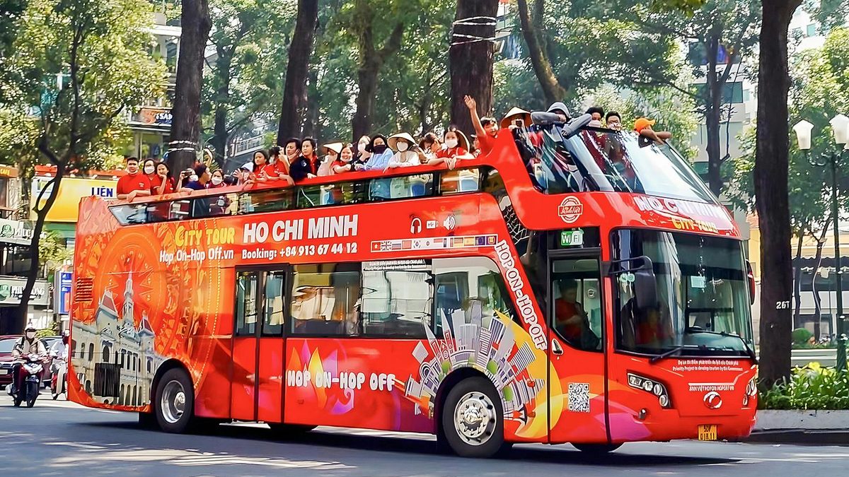 אוטובוס התיירים של הופ און הופ אוף וייטנאם (Hop On Hop Off Vietnam (Anh Viet)) בהו צ'י מין סיטי (צילום: Headout)