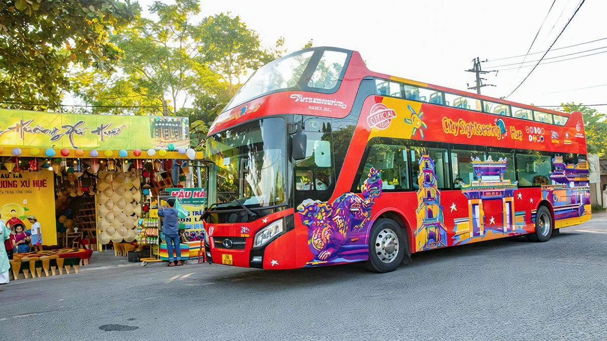 אוטובוס התיירים של סיטי סייטסיינג (City Sightseeing Hue) בהואה (צילום: Headout)