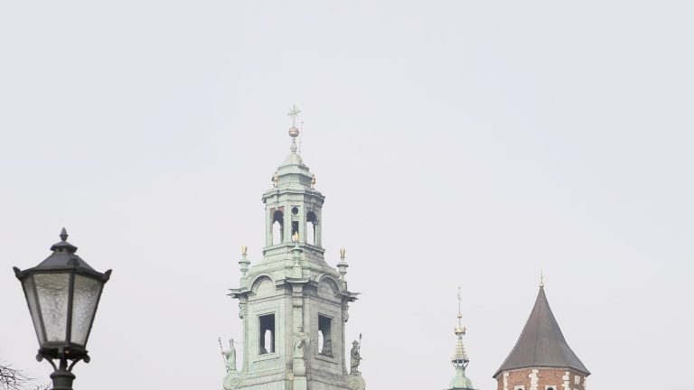 צריחי קתדרלת ואוול והגגות האדומים של טירת ואוול בקרקוב, אחת העצירות המרכזיות במסלול אוטובוס התיירים