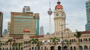 בניין הסולטן עבדול סמד עם מגדל השעון בכיכר מרדקה בקואלה לומפור, ומאחוריו מגדל קיי אל
