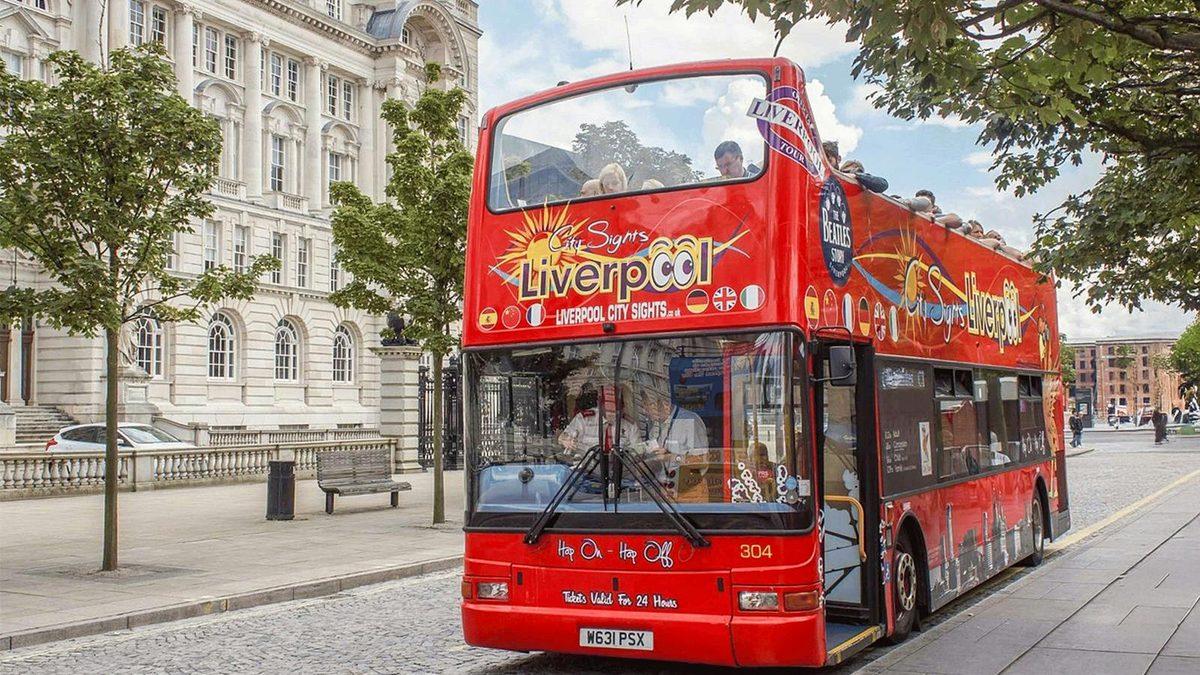 אוטובוס התיירים של ליברפול סיטי סייטס (Liverpool City Sights) בליברפול (צילום: Headout)