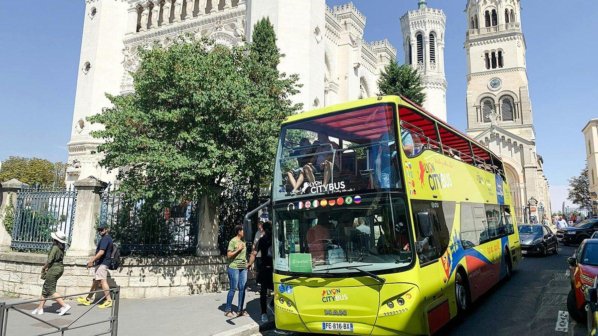 אוטובוס התיירים של אוטובוס הופ און הופ אוף ליון (Lyon Hop-On Hop-Off Bus) בליון (צילום: Headout)