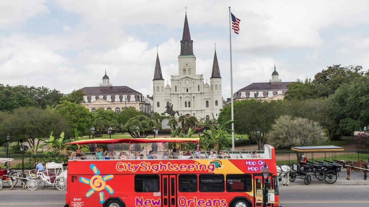 אוטובוס התיירים של סיטי סייטסיינג (City Sightseeing New Orleans) בניו אורלינס (צילום: Headout)
