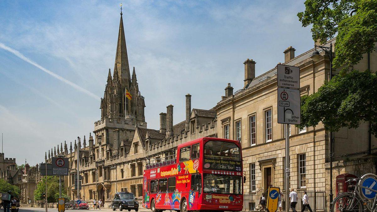אוטובוס התיירים של סיטי סייטסיינג (City Sightseeing Oxford) באוקספורד (צילום: Headout)