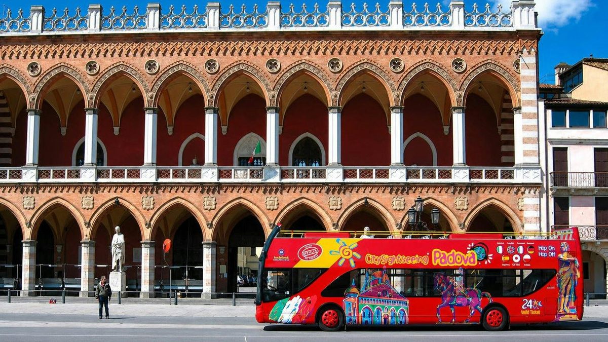אוטובוס התיירים של סיטי סייטסיינג (City Sightseeing Padova) בפדובה (צילום: Headout)