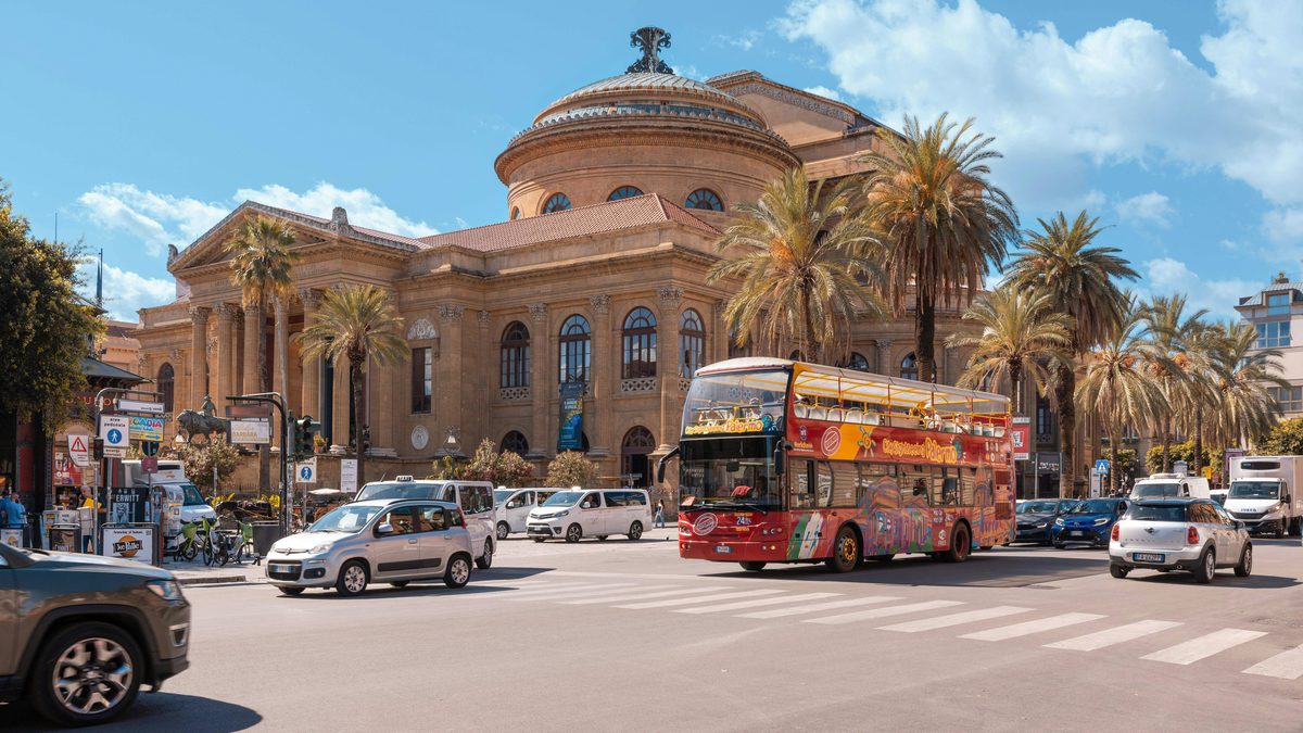 אוטובוס התיירים של סיטי סייטסיינג (City Sightseeing Palermo) בפלרמו (צילום: Headout)