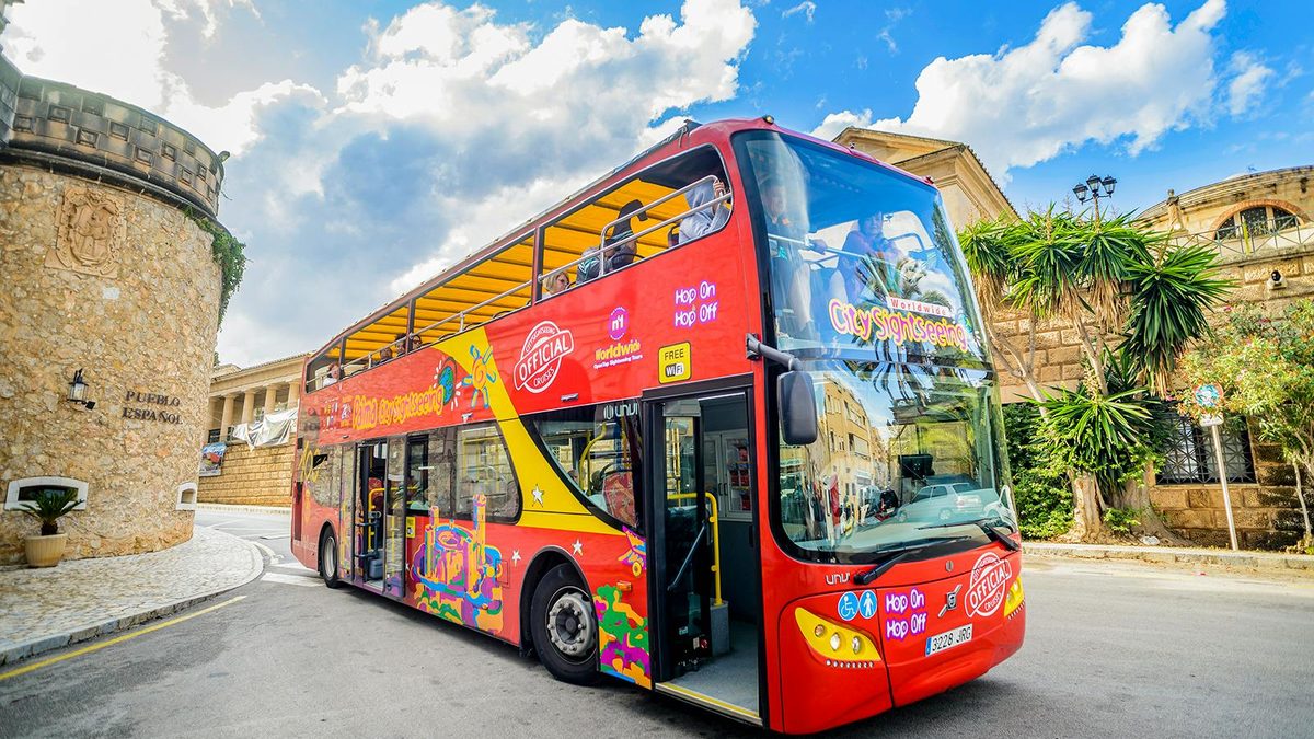 אוטובוס התיירים של סיטי סייטסיינג (City Sightseeing Palma de Mallorca) בפלמה דה מיורקה (צילום: Headout)