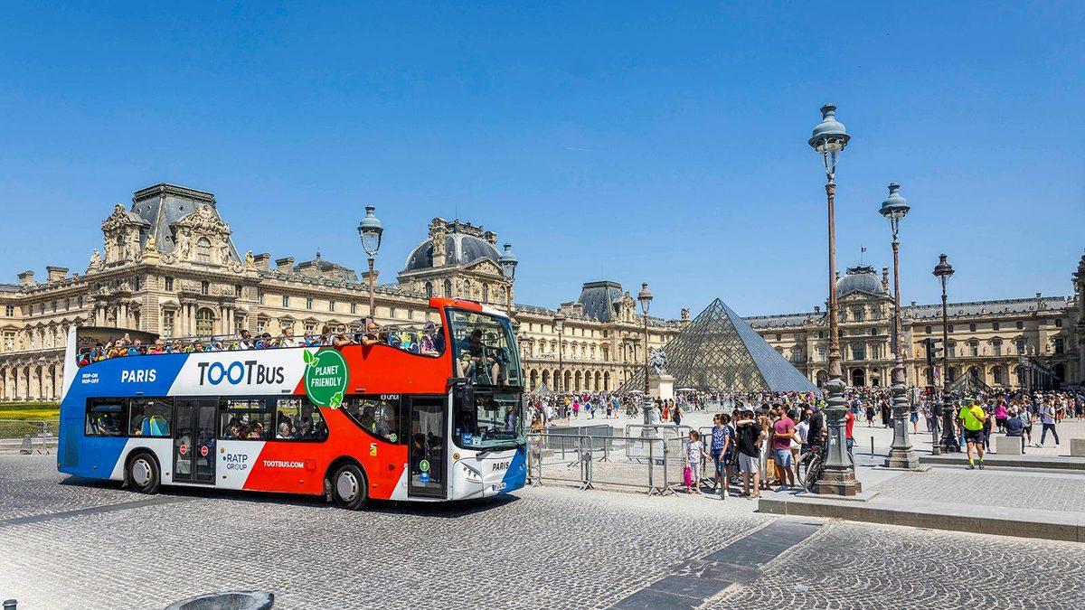 אוטובוס התיירים של טוטבוס (Tootbus Paris) בפריז (צילום: Headout)