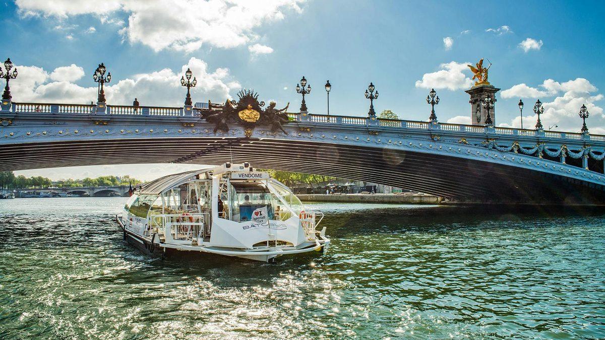 שייט הופ און הופ אוף של בטובוס (Batobus Paris) בפריז (צילום: Headout)