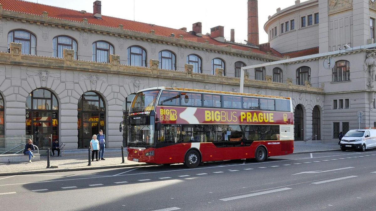 אוטובוס התיירים של ביג באס (Big Bus Prague) בפראג (צילום: Headout)
