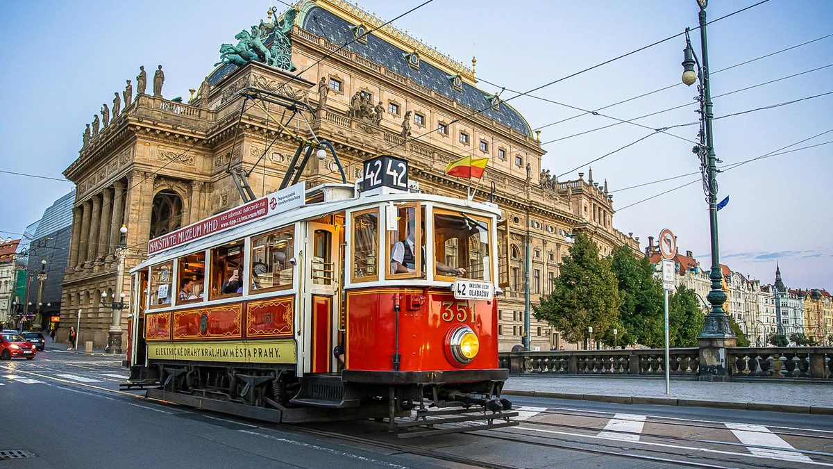 חשמלית התיירים של החשמלית ההיסטורית קו 42 (Prague Historical Tram Line 42) בפראג (צילום: Headout)