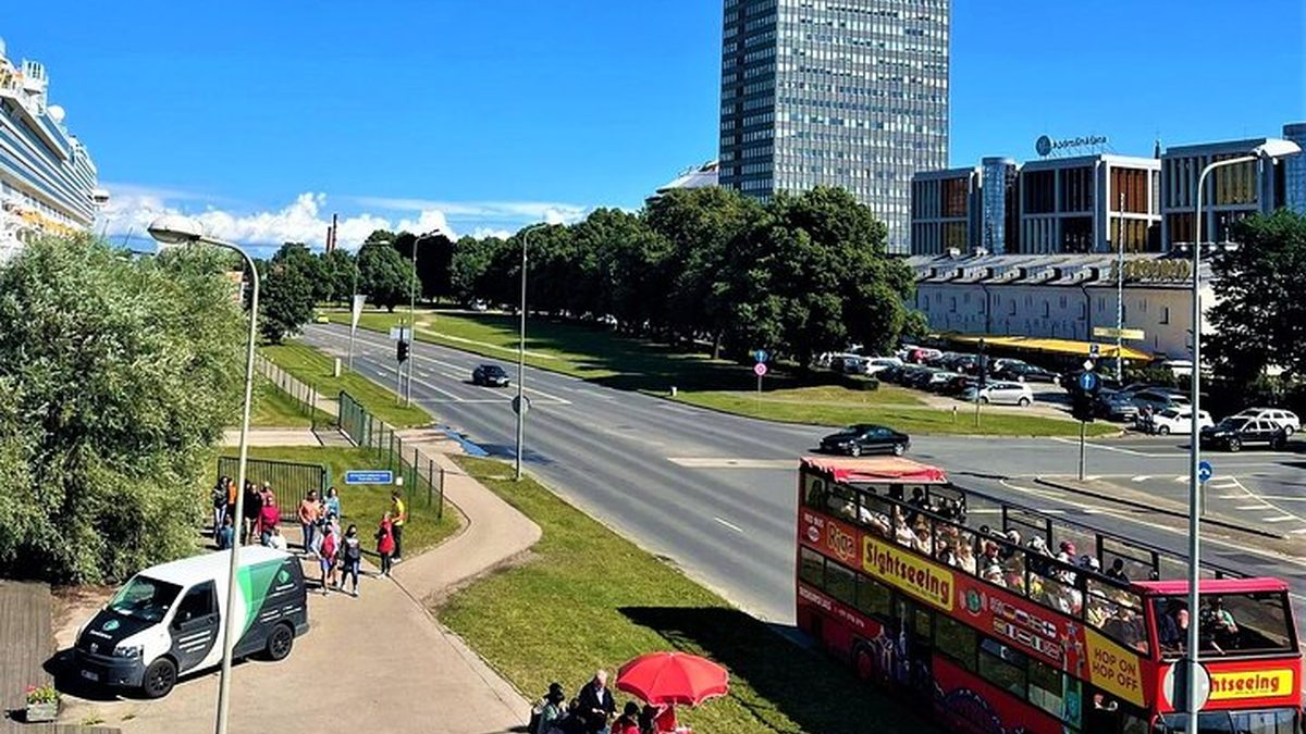 אוטובוס התיירים של רד באס (Riga Sightseeing Red Bus) בריגה (צילום: Viator)