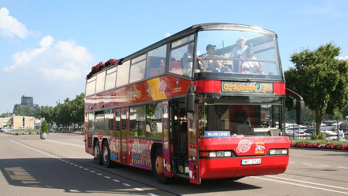 אוטובוס התיירים של סיטי סייטסיינג (City Sightseeing Riga) בריגה (צילום: Viator)