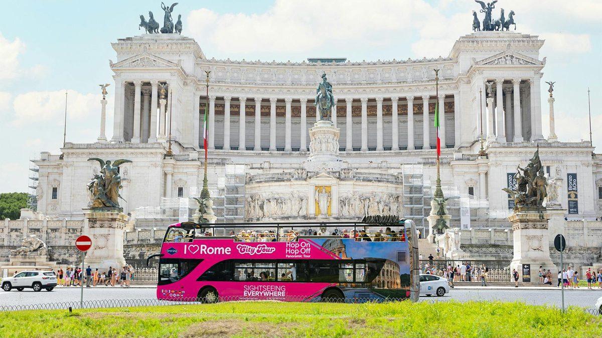 אוטובוס התיירים של איי לאב רומא (I Love Rome (Gray Line)) ברומא (צילום: Headout)