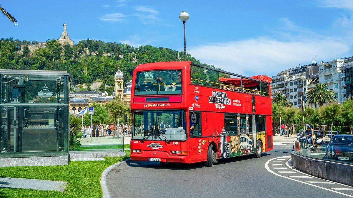 אוטובוס התיירים של סיטי טור (City Tour San Sebastian) בסן סבסטיאן (צילום: Headout)