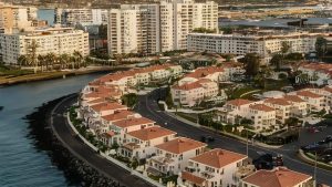 צילום אווירי של פוארטו דה לה קרוז בטנריף: בנייני העיירה על קו החוף של האוקיינוס האטלנטי
