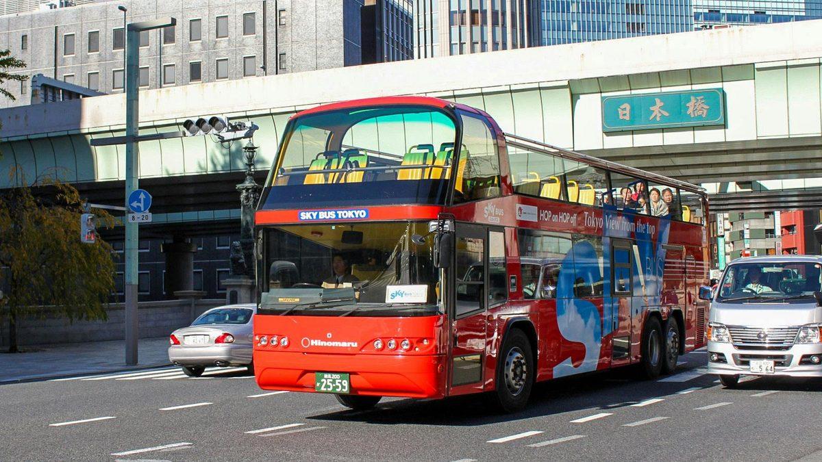 אוטובוס התיירים של סקיי הופ באס (Sky Hop Bus Tokyo) בטוקיו (צילום: Headout)