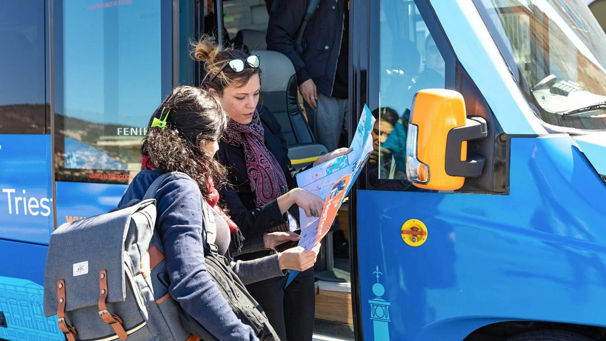 אוטובוס הופ און הופ אוף טריאסטה טריאסטה - אוטובוס התיירים אוטובוס התיירים של אוטובוס הופ און הופ אוף טריאסטה (Trieste Hop-On Hop-Off Bus) בטריאסטה (צילום: Headout)