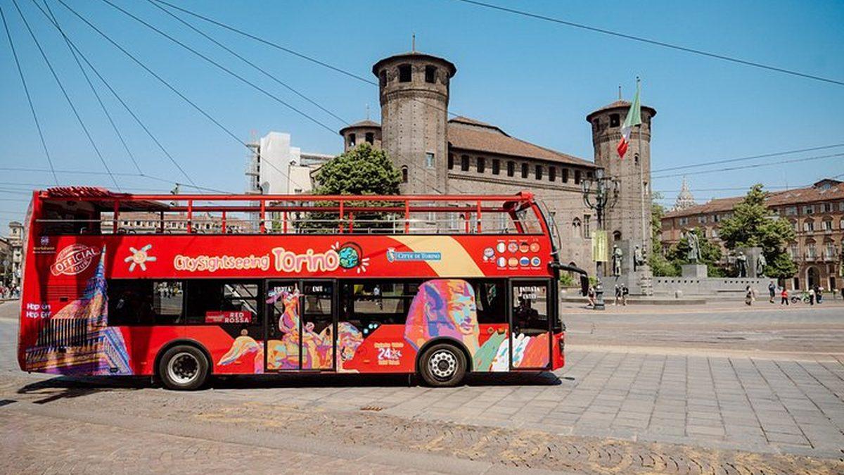 אוטובוס התיירים של סיטי סייטסיינג (City Sightseeing Turin) בטורינו (צילום: Viator)