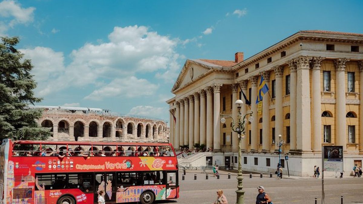 אוטובוס התיירים של סיטי סייטסיינג (City Sightseeing Verona) בורונה (צילום: Viator)