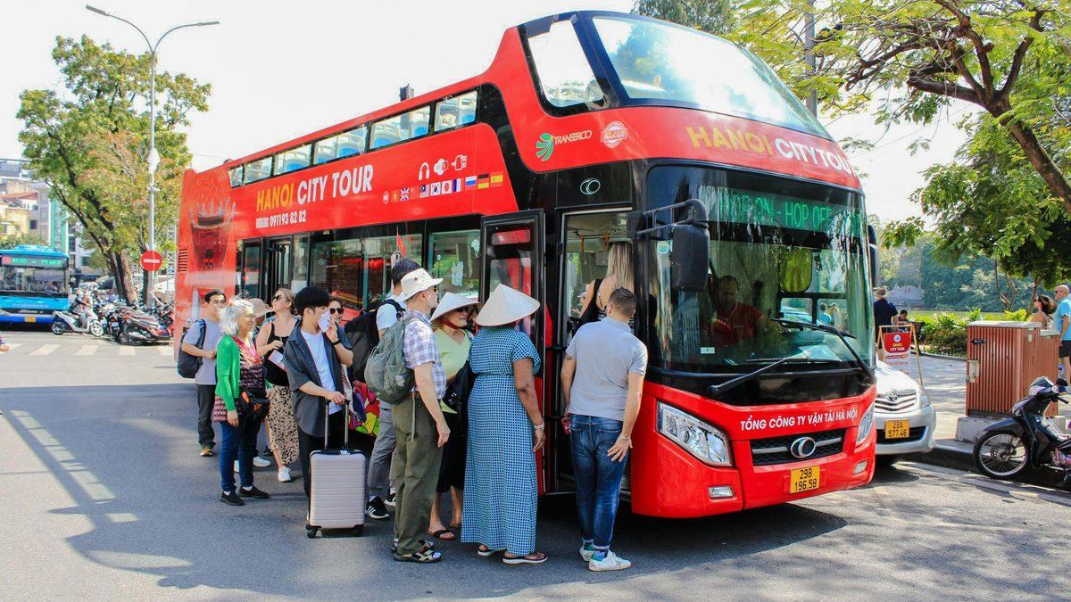 אוטובוס התיירים של הופ און הופ אוף וייטנאם (Hop-on Hop-off Vietnam (Anh Viet)) בהאנוי (צילום: Headout)