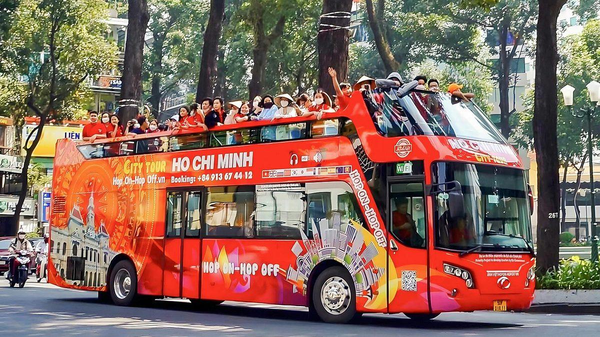 אוטובוס התיירים של הופ און הופ אוף וייטנאם (Hop On Hop Off Vietnam (Anh Viet)) בהו צ'י מין סיטי (צילום: Headout)