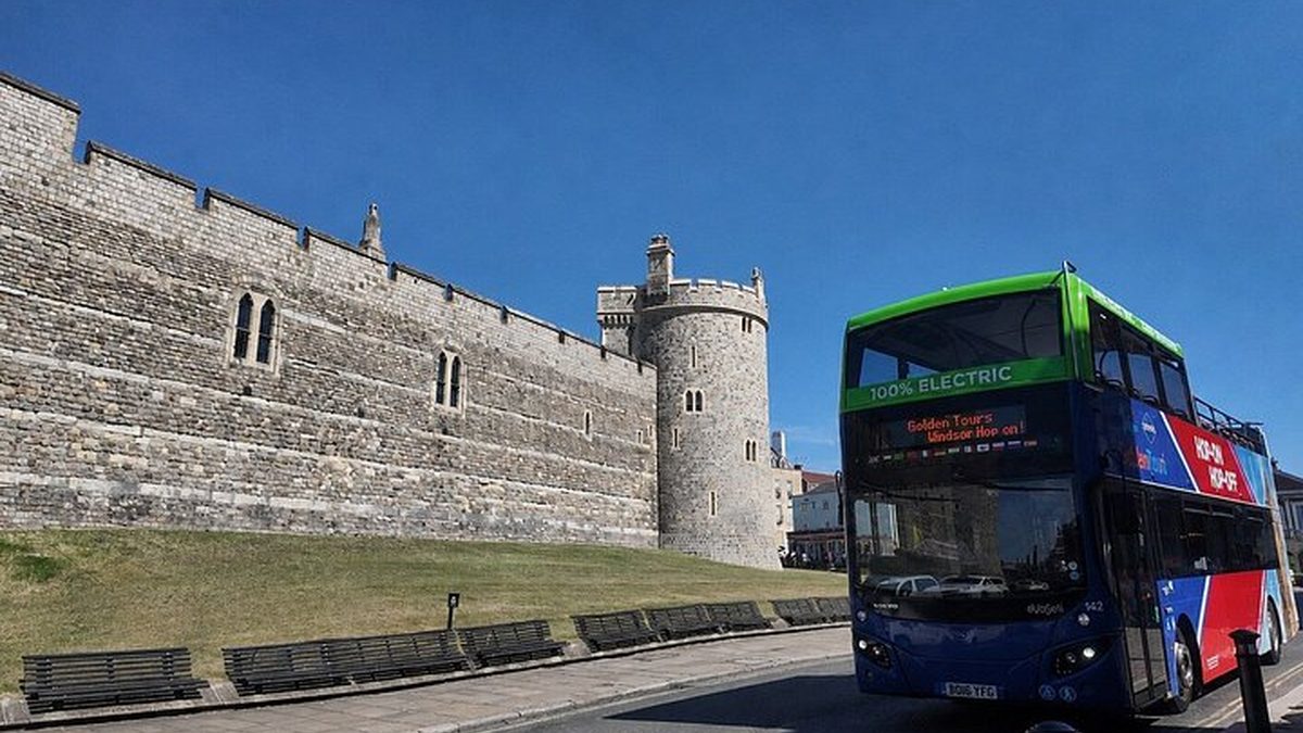אוטובוס התיירים של גולדן טורס (Golden Tours Windsor) בוינדזור (צילום: Viator)