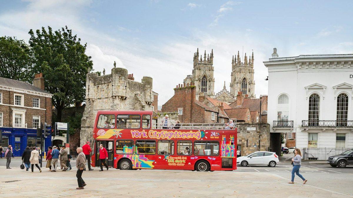 אוטובוס התיירים של סיטי סייטסיינג (City Sightseeing York) ביורק (צילום: Headout)