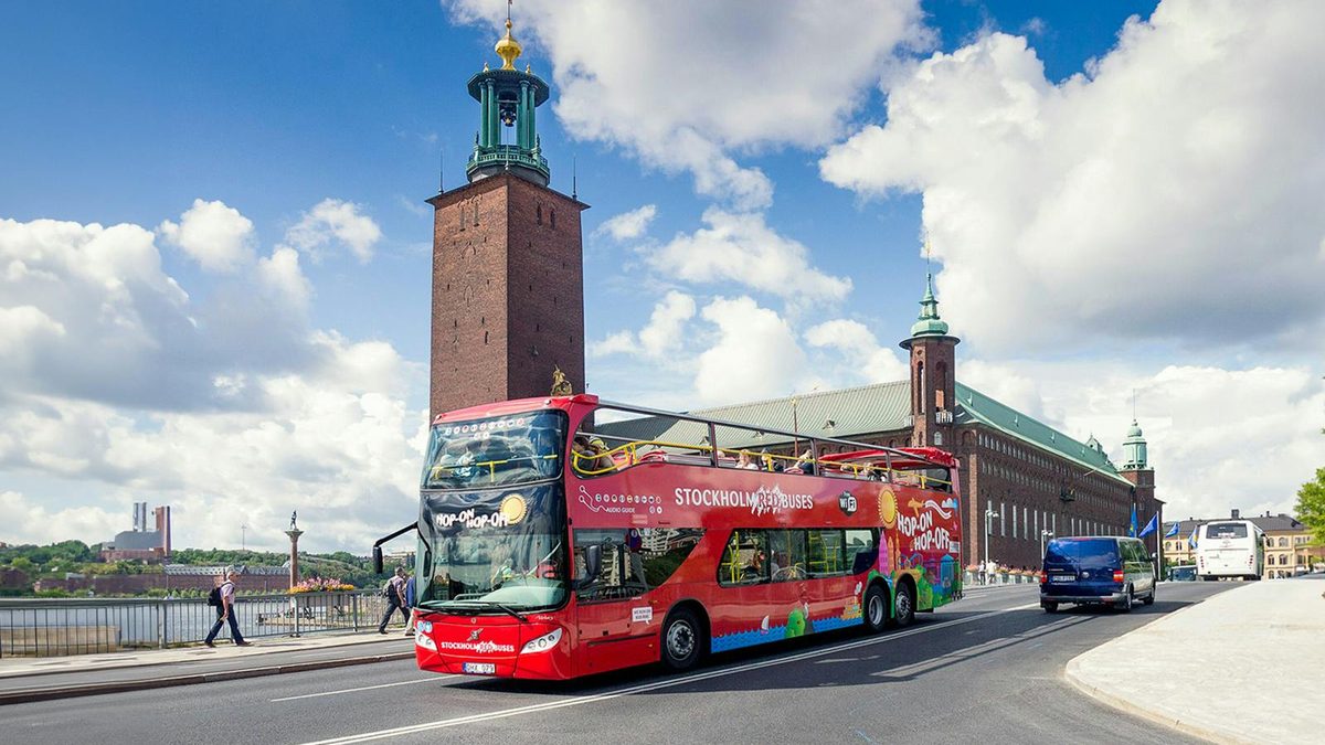 אוטובוס התיירים של רד סייטסיינג (Red Sightseeing Stockholm) בסטוקהולם (צילום: Headout)